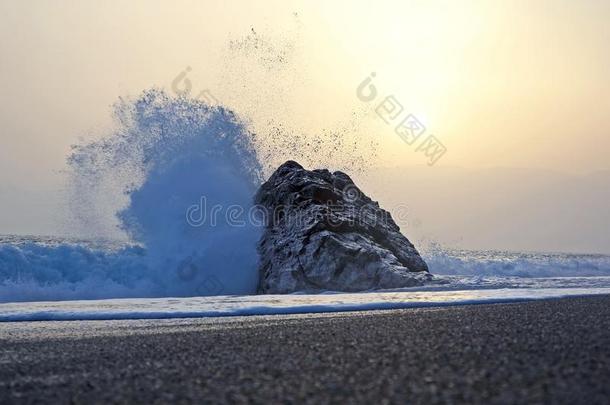 海波浪<strong>跳动</strong>向指已提到的人岩石反对指已提到的人日落