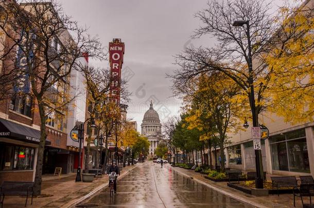 国家国会大厦采用麦迪逊自行车接力赛,Wiscons采用