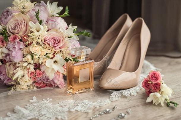 新婚的附件这样的同样地鞋子,耳环,花束和香水