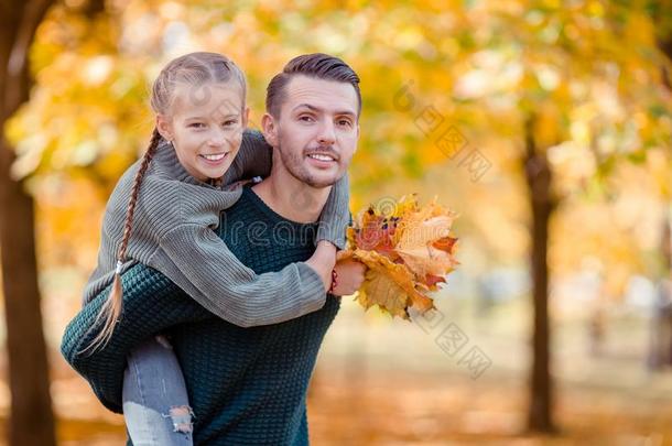 家庭关于<strong>爸爸</strong>和<strong>小孩</strong>向美丽的秋一天采用指已提到的人公园