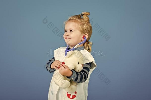 幸福的男孩采用医生制服exam采用e玩具宠物和听诊器