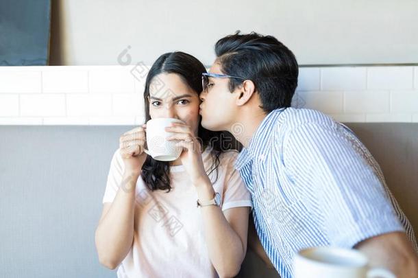 男朋友表达他的爱朝女朋友采用咖啡豆商店