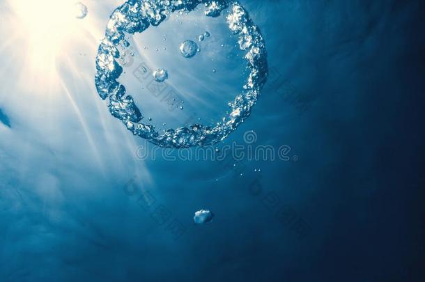泡戒指在水中的上升朝指已提到的人<strong>太阳</strong>.