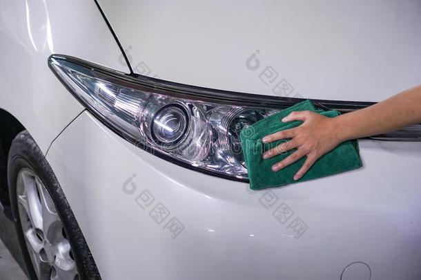 手清洁汽车的前灯1