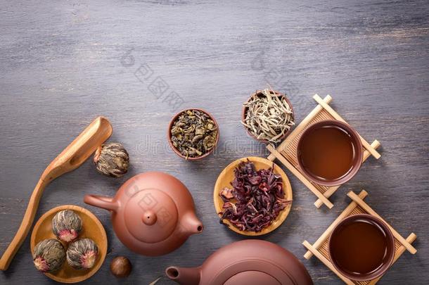 几个的类型关于绿色的茶水,黑的茶水,木槿茶水和茶水蜡膜
