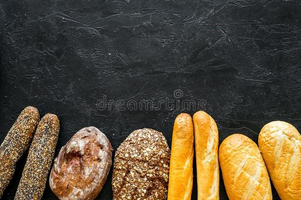 放置关于新鲜的自家制的面包.面包分类.一条面包,法国长面包.wickets三柱门