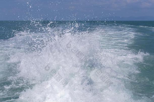 蓝色洋海水波浪和快的快艇小船醒起泡沫关于支柱
