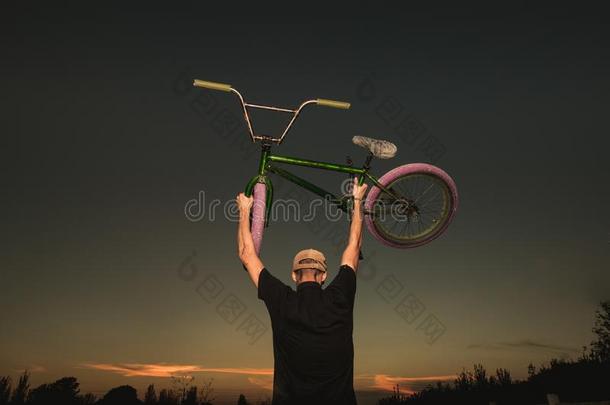 年幼的男人起立bicyclemotorcross双轮摩托车越野赛自行车.bicyclemotorcross双轮摩托车越野赛骑手和