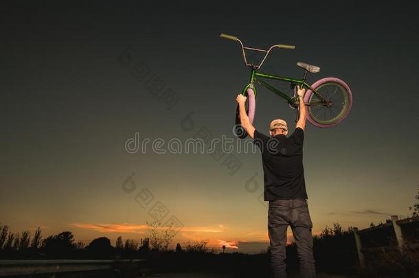 年幼的男人起立bicyclemotorcross双轮摩托车越野赛自行车.bicyclemotorcross双轮摩托车越野赛骑手和