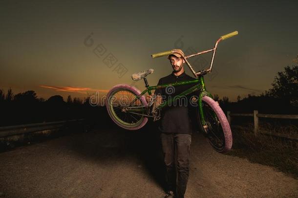 年幼的男人起立bicyclemotorcross双轮摩托车越野赛自行车.bicyclemotorcross双轮摩托车越野赛骑手和