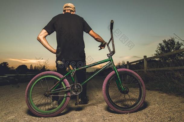 年幼的男人起立bicyclemotorcross双轮摩托车越野赛自行车.bicyclemotorcross双轮摩托车越野赛骑手和