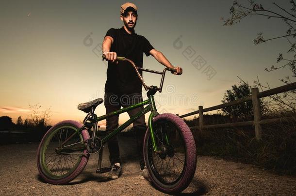 年幼的男人起立bicyclemotorcross双轮摩托车越野赛自行车.bicyclemotorcross双轮摩托车越野赛骑手和