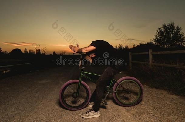 年幼的男人起立bicyclemotorcross双轮摩托车越野赛自行车.bicyclemotorcross双轮摩托车越野赛骑手和