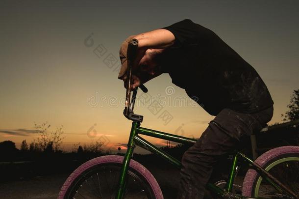年幼的男人起立bicyclemotorcross双轮摩托车越野赛自行车.bicyclemotorcross双轮摩托车越野赛骑手和