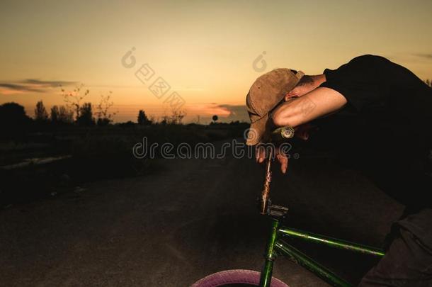 年幼的男人起立bicyclemotorcross双轮摩托车越野赛自行车.bicyclemotorcross双轮摩托车越野赛骑手和