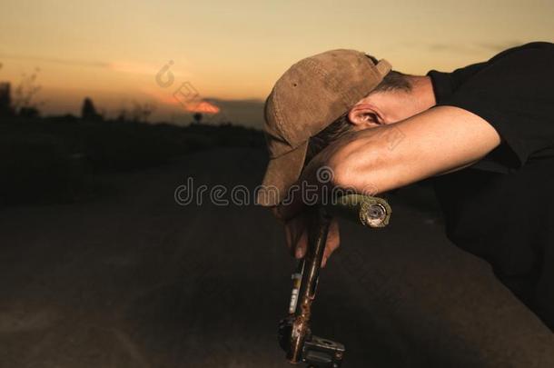 年幼的男人起立bicyclemotorcross双轮摩托车越野赛自行车.bicyclemotorcross双轮摩托车越野赛骑手和