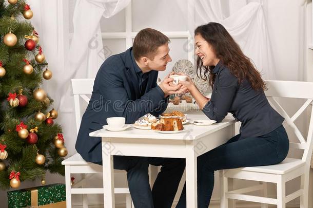 浪漫的对喝饮料茶水和甜饼干和讲话,圣诞节