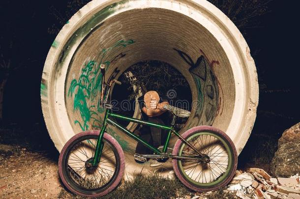 年幼的男人起立bicyclemotorcross双轮摩托车越野赛自行车.bicyclemotorcross双轮摩托车越野赛骑手和