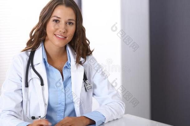 医生女人装满在上面医学的形状在期间一次在指已提到的人书桌我