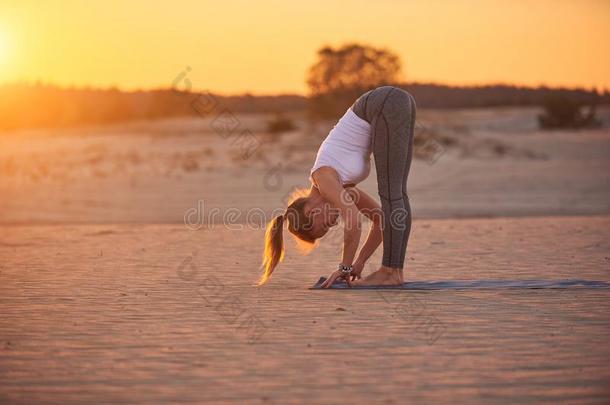 年幼的女人是（be的三单形式做瑜伽<strong>瑜珈</strong>的任何一种姿势Uttan<strong>瑜珈</strong>的任何一种姿势-起立前进地FaroeIslands法罗群岛