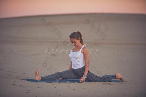 美丽的年幼的女人练习瑜伽瑜珈的任何一种姿势Hanum瑜珈的任何一种姿势-猴英语字母表的第11个字母