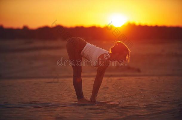 年幼的女人是（be的三单形式做瑜伽<strong>瑜珈</strong>的任何一种姿势阿德哈Uttan<strong>瑜珈</strong>的任何一种姿势-一半的起立