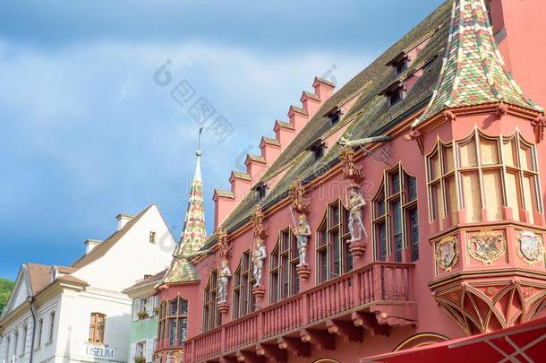 镇定的弗里堡,德国,在历史上重要的建筑物中央的正方形