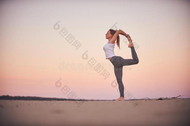 美丽的年幼的女人练习瑜伽<strong>瑜珈</strong>的任何一种姿势Nataraj<strong>瑜珈</strong>的任何一种姿势-主英语字母表的第15个字母