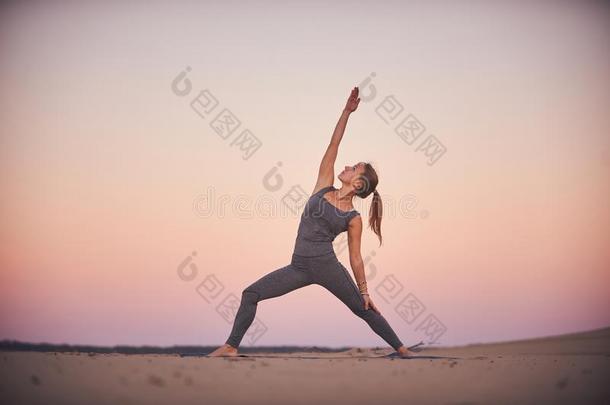 美丽的年幼的女人<strong>练习</strong>瑜伽<strong>瑜珈</strong>的任何一种姿势Virabhadr<strong>瑜珈</strong>的任何一种姿势2-warmair热空气