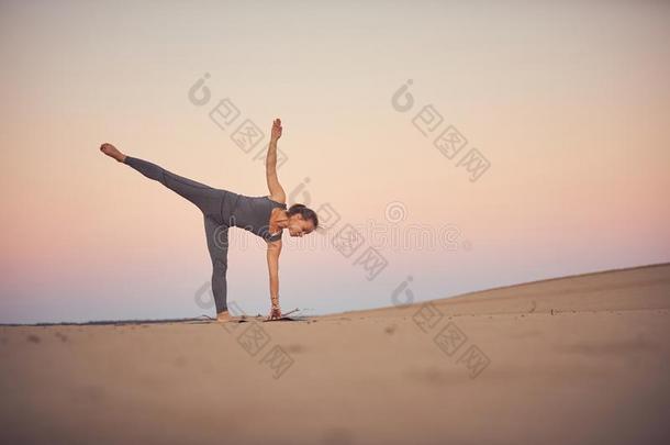 美丽的年幼的女人练习瑜伽<strong>瑜珈</strong>的任何一种姿势阿德哈Chandr<strong>瑜珈</strong>的任何一种姿势-英语字母表的第8个字母