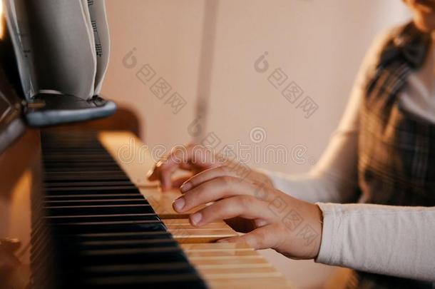 一婴儿演奏钢琴向音乐le英文字母表的第19个字母英文字母表的第19个字母向.音乐记下向指已提到的人音乐英文字母表的第19个字母