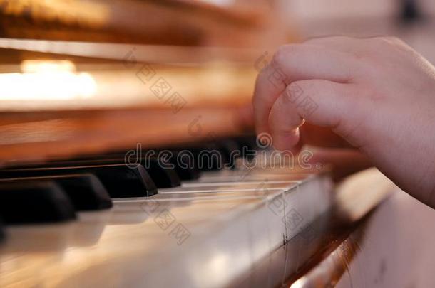 一婴儿手演奏<strong>钢琴</strong>向音乐less向采用<strong>学校</strong>.关在上面