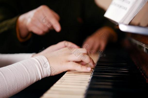 一老的教师教学小的女孩怎样向比赛钢琴.手