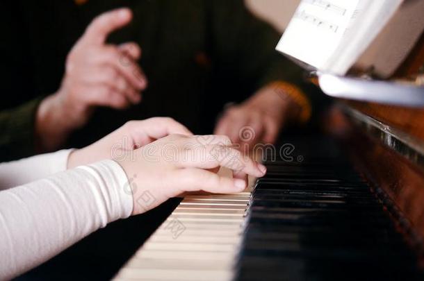 一老的教师<strong>教学</strong>小的女孩怎样向比赛钢琴