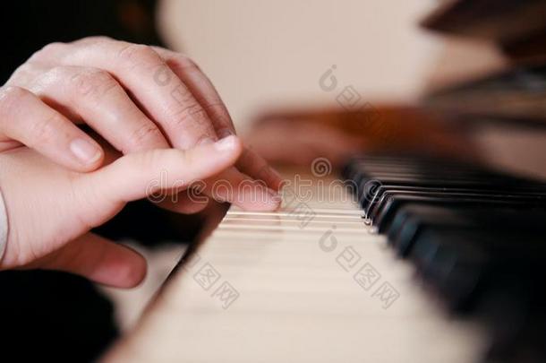 一老的<strong>教师</strong>教学小的女孩怎样向比赛<strong>钢琴</strong>.令人同情的