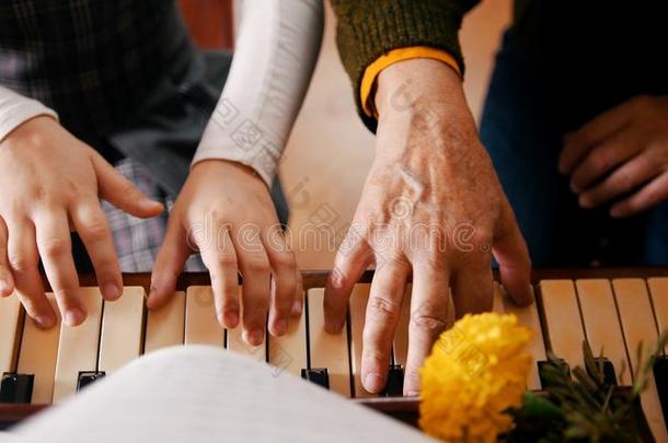 一小的女孩演奏钢琴向音乐less向.一教师的一份英语字母表的第8个字母