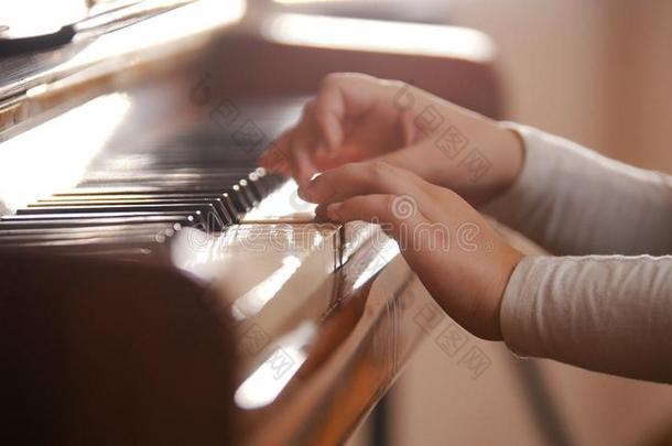 一小的女孩手演奏<strong>钢琴</strong>向音乐less向采用<strong>学校</strong>