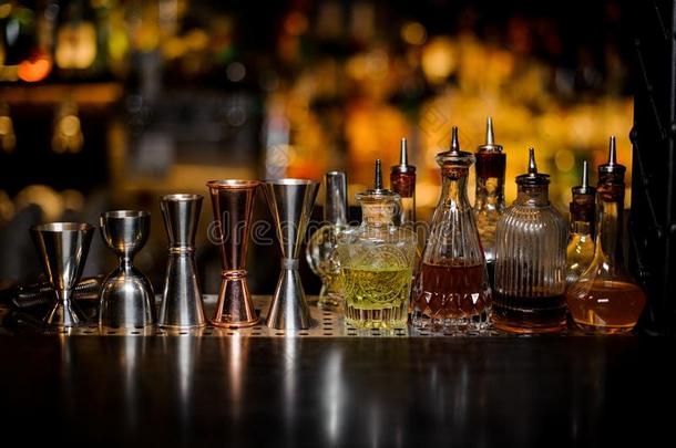 放置关于酒吧间男招待员工具包括跳汰机和小的瓶子和Liechtenstein列支敦士登