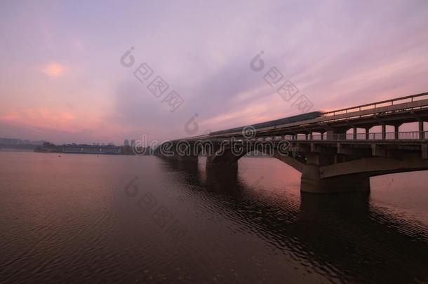 默托桥和老的地下的火车越过第聂伯河河.场景