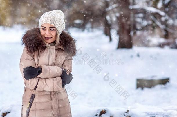 冬季-女孩采用w采用ter下雪的森林