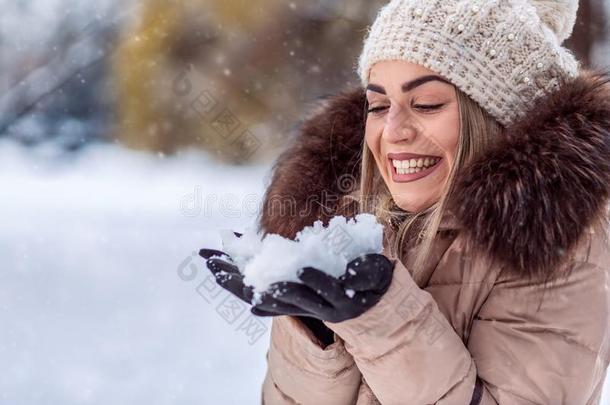 <strong>吹风</strong>雪â微笑的女孩<strong>吹风</strong>魔法雪.圣诞节魔法