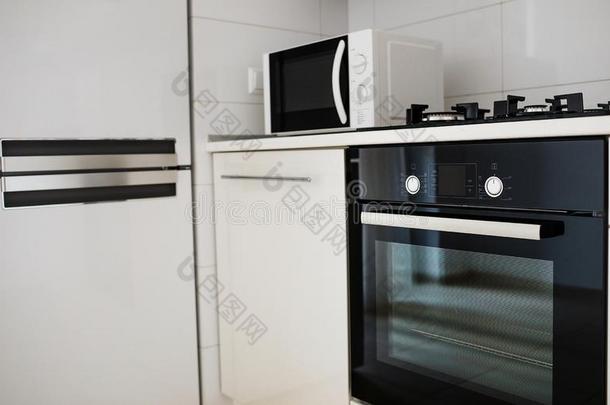 现代的厨房内部和电的和微波烤箱.