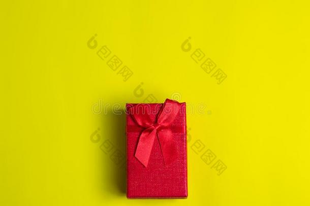 红色的赠品盒