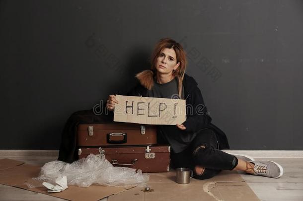 贫穷的无家可归的女人问为帮助
