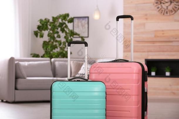 富有色彩的手提箱充满的为旅行