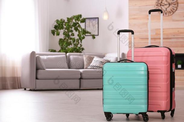 富有色彩的手提箱充满的为旅行采用liv采用g房间.