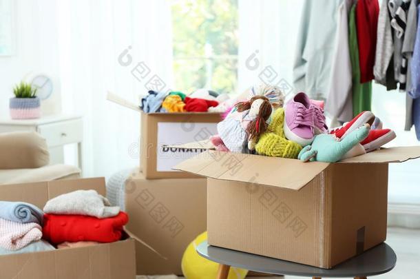 捐赠盒和衣服和玩具向表在室内