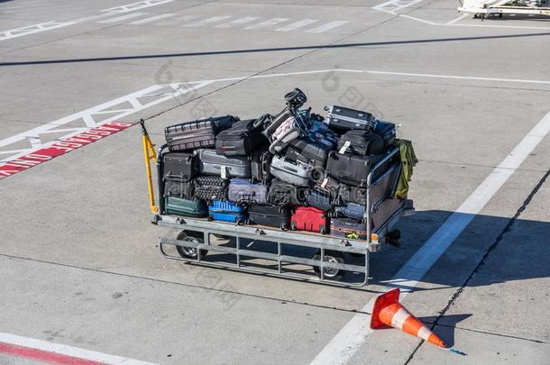 行李运货马车满的和行李在指已提到的人机场