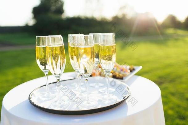 节日的观念,香槟酒<strong>眼镜</strong>向婚礼