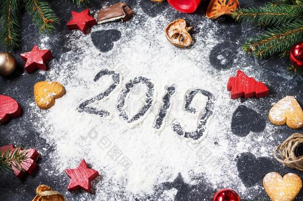 幸福的新的年2019书面的向面粉和圣诞节Decorati向s英语字母表的第7个字母